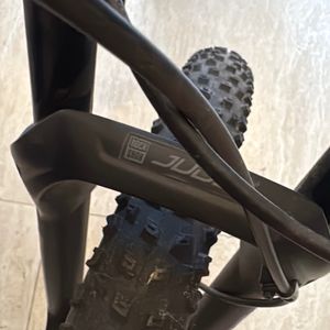 Bicicleta tamanho 15  Relação Sram sx 12 velocidades  Suspensão rockshox Judy — foto 5