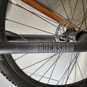 Bicicleta tamanho 15  Relação Sram sx 12 velocidades  Suspensão rockshox Judy — foto 4