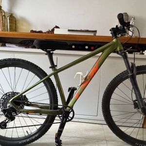 Bicicleta tamanho 15  Relação Sram sx 12 velocidades  Suspensão rockshox Judy — foto 1