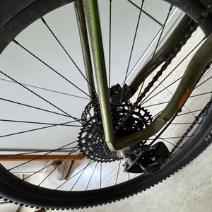 Bicicleta tamanho 15  Relação Sram sx 12 velocidades  Suspensão rockshox Judy — foto 2